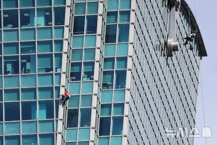 [타이베이=AP/뉴시스] 미국의 암벽 등반가 알렉스 호놀드가 25일(현지 시간) 대만 타이베이 초고층 빌딩 타이베이 101을 안전장비 없이 등반하고 있다. 2026.01.26.