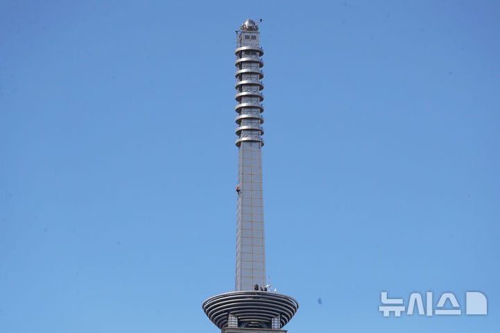 [타이베이=AP/뉴시스] 미국의 암벽 등반가 알렉스 호놀드가 25일(현지 시간) 대만 타이베이 초고층 빌딩 타이베이 101을 안전장비 없이 꼭대기까지 등반을 마쳤다. 2026.01.26.