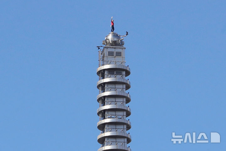 [타이베이=AP/뉴시스] 미국의 암벽 등반가 알렉스 호놀드가 25일(현지 시간) 대만 타이베이 초고층 빌딩 타이베이 101을 안전장비 없이 꼭대기까지 등반을 마쳤다. 2026.01.26.