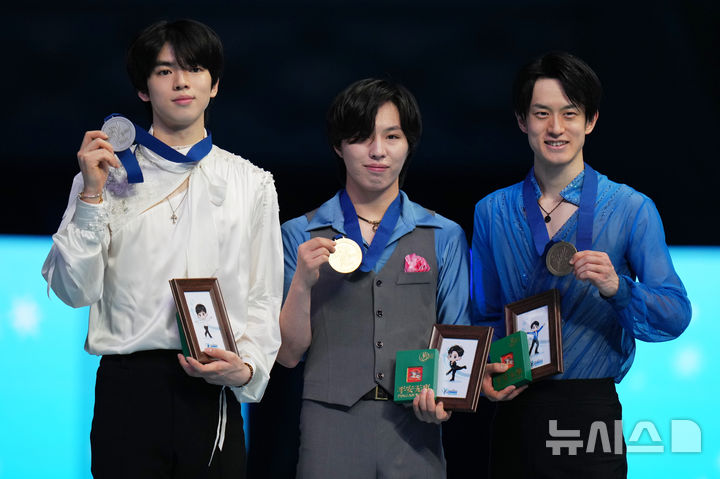 [베이징=AP/뉴시스] 피겨스케이팅 국가대표 차준환(왼쪽)이 25일 중국 베이징 국가체육관에서 열린 2026 국제빙상경기연맹(ISU) 4대륙선수권대회에서 남자 싱글 은메달을 차지했다. 2026.01.25.