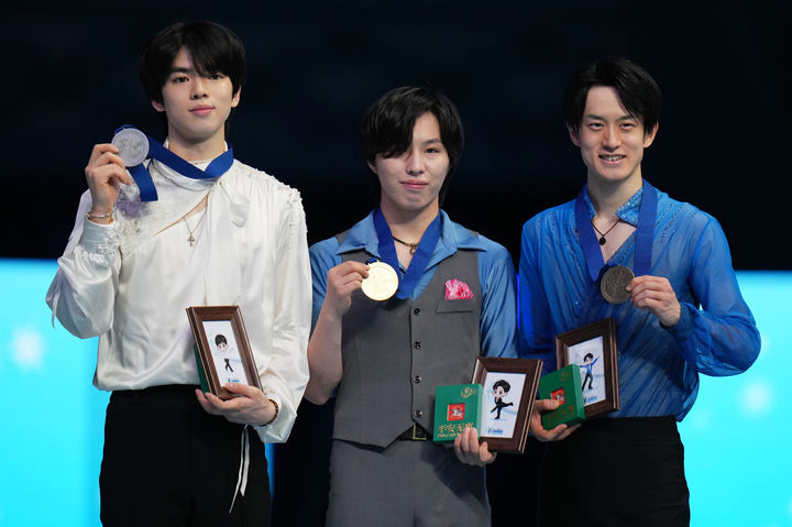[베이징=AP/뉴시스] 차준환(왼쪽)이 25일(현지 시간) 중국 베이징 국가체육관에서 열린 2026 국제빙상경기연맹(ISU) 사대륙선수권대회에서 은메달을 따낸 후 시상대에 올라 포즈를 취하고 있다. 차준환은 쇼트와 프리 스케이팅 합계 273.62점으로 시즌 최고 점수를 기록하며 준우승을 차지했다. 2026.01.26.