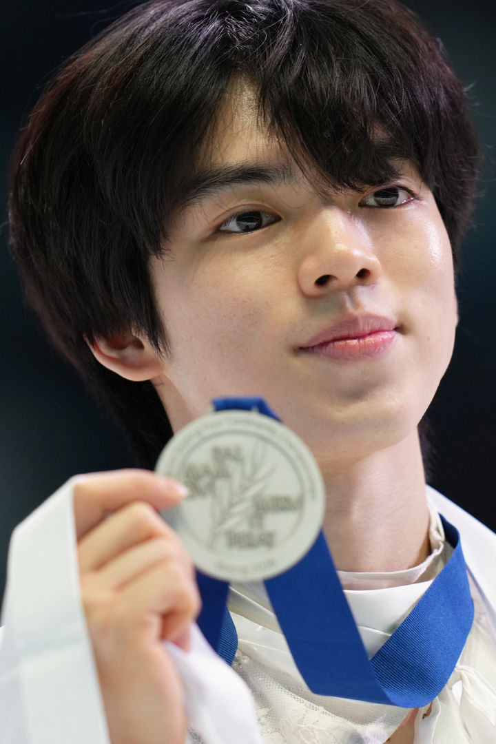 [베이징=AP/뉴시스] 차준환이 25일(현지 시간) 중국 베이징 국가체육관에서 열린 2026 국제빙상경기연맹(ISU) 사대륙선수권대회에서 은메달을 따낸 후 포즈를 취하고 있다. 차준환은 쇼트와 프리 스케이팅 합계 273.62점으로 시즌 최고 점수를 기록하며 준우승을 차지했다. 2026.01.26.