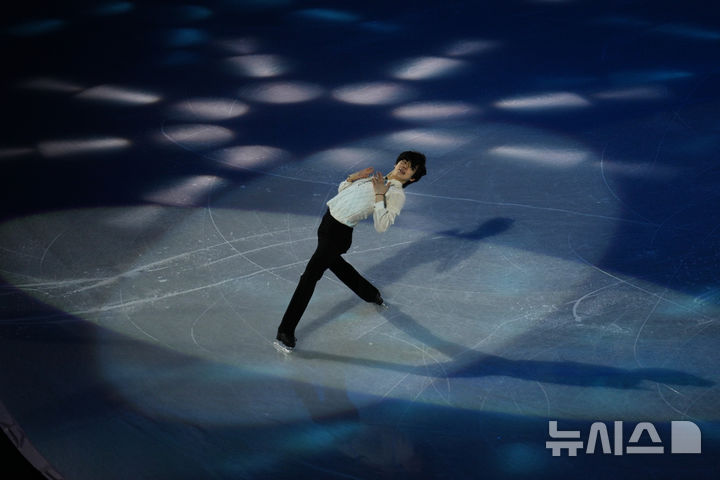 [베이징=AP/뉴시스] 차준환이 25일(현지 시간) 중국 베이징 국가체육관에서 열린 2026 국제빙상경기연맹(ISU) 사대륙선수권대회 갈라쇼에서 연기를 펼치고 있다. 차준환은 쇼트와 프리 스케이팅 합계 273.62점으로 시즌 최고 점수를 기록하며 준우승을 차지했다. 2026.01.27.