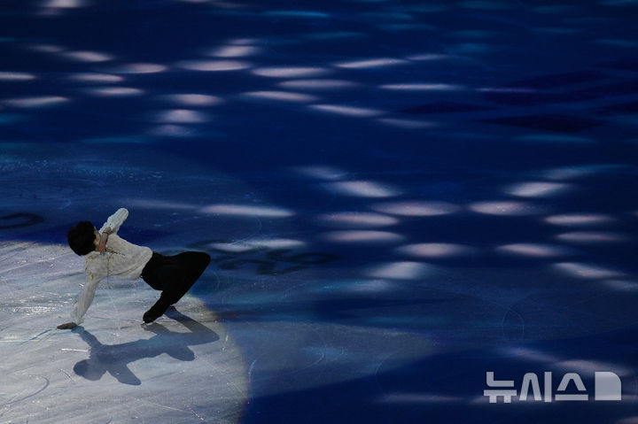 [베이징=AP/뉴시스] 차준환이 25일(현지 시간) 중국 베이징 국가체육관에서 열린 2026 국제빙상경기연맹(ISU) 사대륙선수권대회 갈라쇼에서 연기를 펼치고 있다. 차준환은 쇼트와 프리 스케이팅 합계 273.62점으로 시즌 최고 점수를 기록하며 준우승을 차지했다. 2026.01.27.