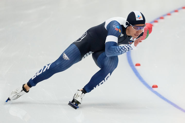 [인첼=AP/뉴시스] 김준호가 25일(현지 시간) 독일 인첼에서 열린 2025-26 국제빙상경기연맹(ISU) 월드컵 5차 스피드스케이팅 남자 500ｍ 2차 경기를 펼치고 있다. 김준호는 34초37의 기록으로 5위를 기록했다. 2026.01.26. 