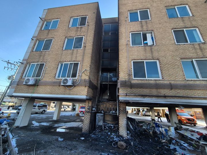 [당진=뉴시스] 지난 24일 오후 1시16분께 충남 당진시 송악읍 한진리 4층짜리 다가구주택에서 불이 나 25분 만에 진화됐지만 벽면 등이 타 소방서 추산 1500여 만원의 재산피해가 발생했다. (사진=당진소방서 제공) 2026.01.25. photo@newsis.com *재판매 및 DB 금지