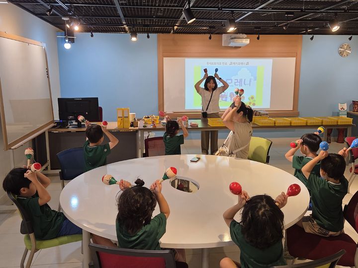 충북국제교육원이 운영하는 '다문화교육 전시체험관 관람 투어'에 참가한 아이들이 체험 활동을 하고 있다. *재판매 및 DB 금지