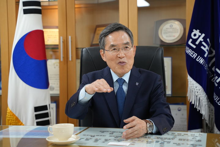 [인터뷰]유길상 한기대 총장 "82.8% 취업률, 성과 아닌 교육 결과" - 뉴스 썸네일 이미지