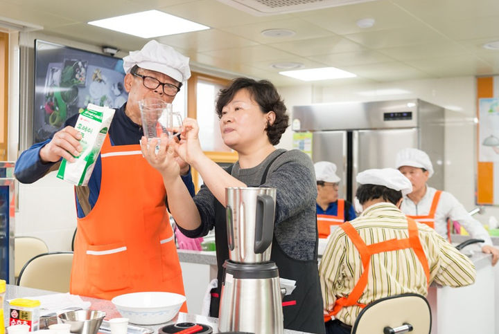 [서울=뉴시스] 양천구, ‘아버지 영양교실’에서 요리실습 중인 어르신 모습. 2026.01.25. (사진=양천구 제공) *재판매 및 DB 금지