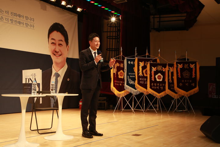 [시흥=뉴시스] 저서 '김진경의 시흥 DNA' 출판기념회에서 발언하는 김진경 경기도의회 의장(사진=김진경 의장 제공) 2026.01.25. photo@newsis.com *재판매 및 DB 금지