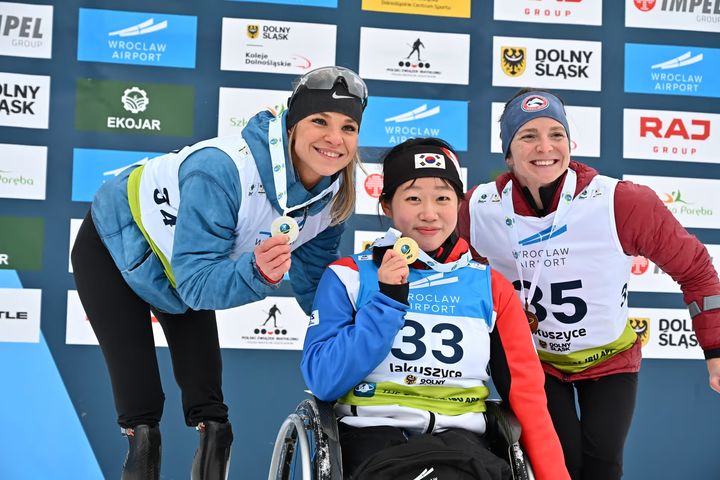 [서울=뉴시스] 김윤지(가운데)가 24일(현지 시간) 폴란드 야쿠시체에서 열린 2026 국제바이애슬론연맹(IBU) 파라바이애슬론 월드컵 좌식 여자 스프린트 추적에서 금메달을 차지한 뒤 기념사진을 찍고 있다. (사진=IBU 공식 홈페이지 캡처) 2026.01.25. *재판매 및 DB 금지