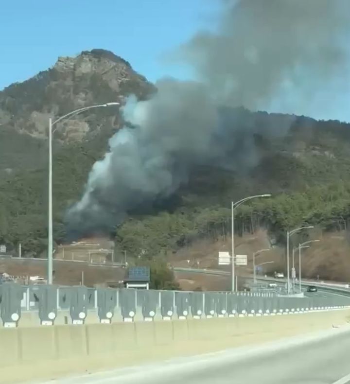 [구미=뉴시스] 경북 구미시 구평동 일원에서 산불이 발생해 소방당국이 진화에 나섰다. (사진 = 산림청 제공) 2026.01.25. photo@newsis.com *재판매 및 DB 금지