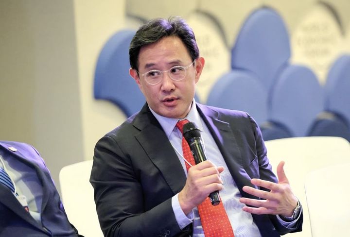 [서울=뉴시스]최윤범 고려아연 회장이 지난 19일부터 23일까지 열린 다보스포럼에 참석해 글로벌 핵심광물 공급망의 미래 방향성을 제시했다. 21일 열린 핵심광물 분야의 전략적 파트너십과 투자 세션에 최 회장이 공식 연사로 나서 발언하고 있다. (사진=고려아연 제공) photo@newsis.com *재판매 및 DB 금지