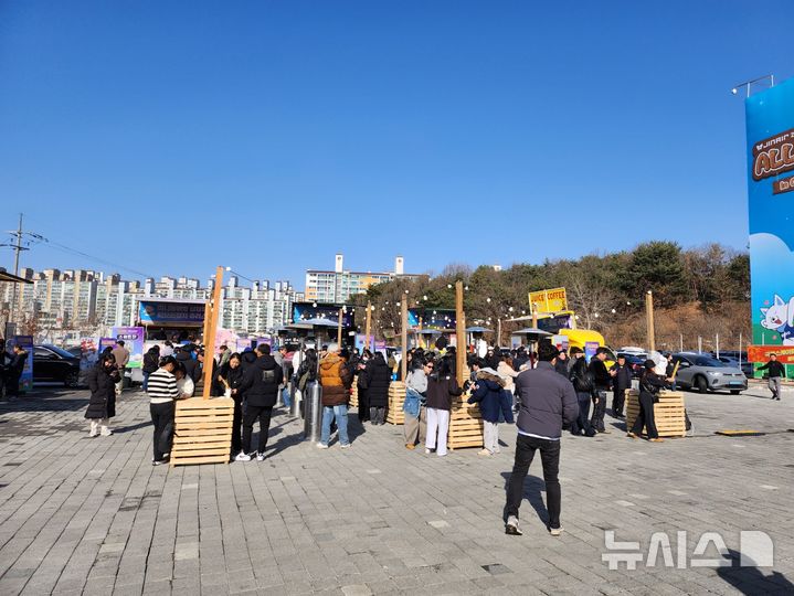 [춘천=뉴시스] 박윤서 기자 = 진에어 2025~2026 V-리그 올스타전 시작에 앞서 푸드트럭존에 몰린 팬들. 2026.01.25.