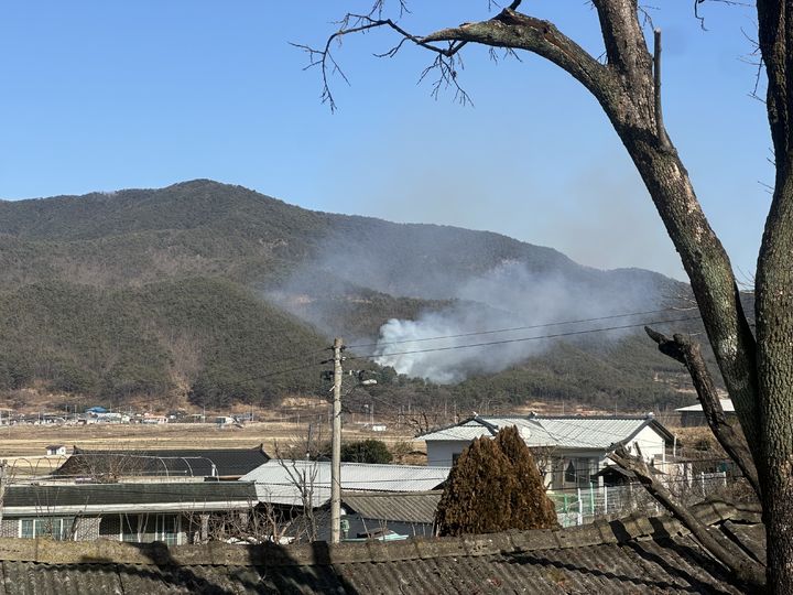 [경주=뉴시스] 경북 경주시 산내면 일원에서 산불이 발생해 산림당국이 진화에 나섰다. (사진 = 산림청 제공) 2026.01.25. photo@newsis.com *재판매 및 DB 금지