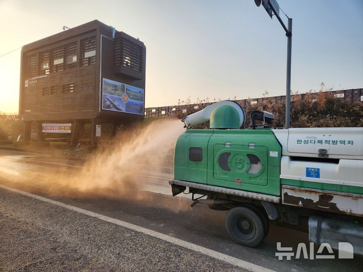 [창원=뉴시스]지난 20일 경남 창원특례시 의창구 주남저수지에서 발견된 야생조류 폐사체에 대한 정밀검사 결과 고병원성 조류인플루엔자(AI)가 검출되자 방역차량이 검출지 일대를 소독하고 있다.(사진=경남도 제공) 2026.01.25. photo@newsis.com