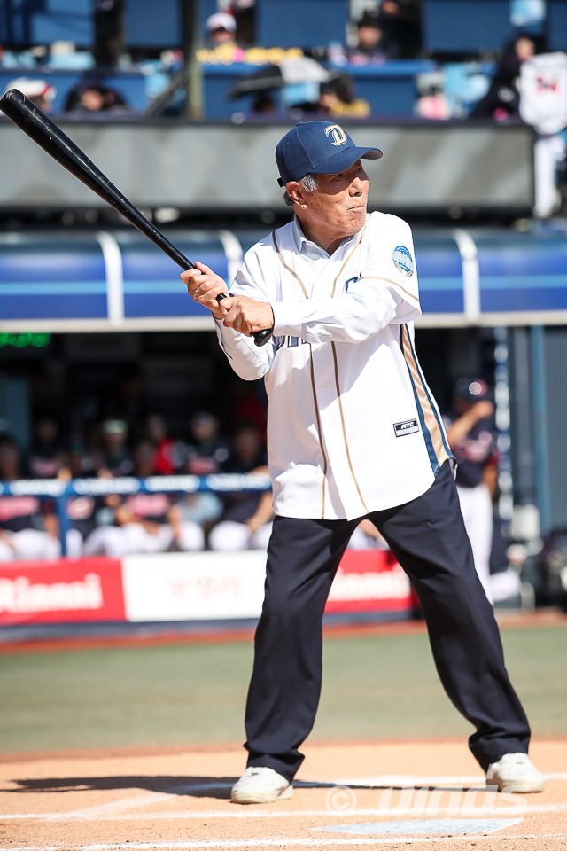 [서울=뉴시스] 마산 지역 야구의 산증인 김성길 선생이 24일 별세했다. 사진은 NC 다이노스 홈경기에 시타자로 나선 김성길 선생. (사진=NC 다이노스 제공) 2026.01.25. *재판매 및 DB 금지