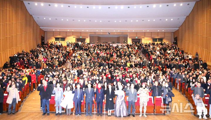 [포항=뉴시스] 송종욱 기자 = 지난 24일 포항문화예술회관에서 열린 안승대 전 울산시 행정부시장의 북콘서트 형식의 출판기념회. (사진=안승대 포항시장 출마 예정자 제공) 2026.01.25. photo@newsis.com 