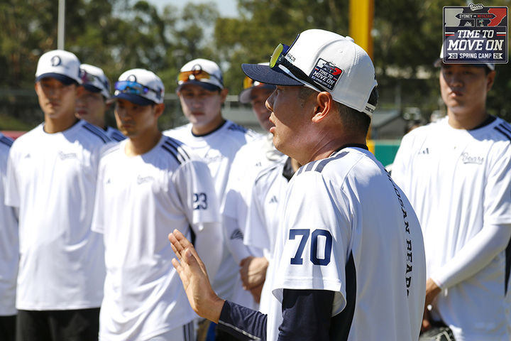 [서울=뉴시스] 프로야구 두산 베어스 김원형 감독이 25일 호주 시드니에서 열린 구단 스프링캠프 훈련을 앞두고 선수들에게 지시 사항을 전달하고 있다. (사진=두산 베어스 제공) 2026.01.25. *재판매 및 DB 금지