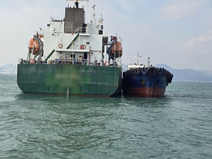 [여수=뉴시스] 전남 여수 W묘박지 해상에서 급유 중 기름을 유출한 4000t급 외국적 화물선 A호. (사진=여수해경 제공) 2026.01.25. photo@newsis.com *재판매 및 DB 금지