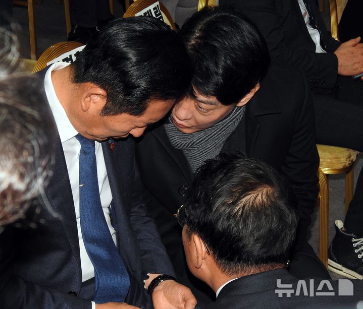 [제주=뉴시스] 김수환 기자 = 25일 오후 제주상공회의소에서 열린 청솔 포럼 비전 선포식에서 정청래 더불어민주당 대표가 한민수 비서실장으로부터 이해찬 민주평화통일자문회의 수석부의장(전 국무총리)의 별세 소식을 전해듣고 있다. 2026.01.25. notedsh@newsis.com