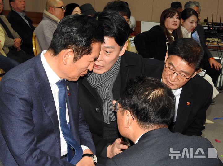 [제주=뉴시스] 김수환 기자 = 25일 오후 제주상공회의소에서 열린 청솔 포럼 비전 선포식에서 정청래 더불어민주당 대표가 한민수 비서실장으로부터 이해찬 민주평화통일자문회의 수석부의장(전 국무총리)의 별세 소식을 전해듣고 있다. 2026.01.25. notedsh@newsis.com