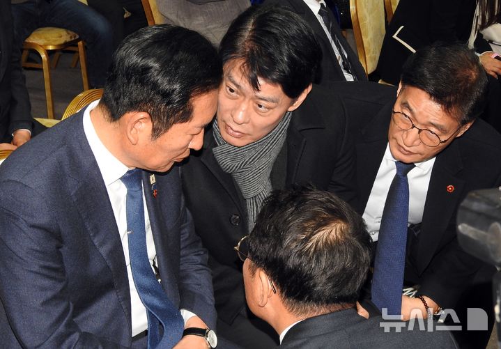 [제주=뉴시스] 김수환 기자 = 25일 오후 제주상공회의소에서 열린 청솔 포럼 비전 선포식에서 정청래 더불어민주당 대표가 한민수 비서실장으로부터 이해찬 민주평화통일자문회의 수석부의장(전 국무총리)의 별세 소식을 전해듣고 있다. 2026.01.25. notedsh@newsis.com