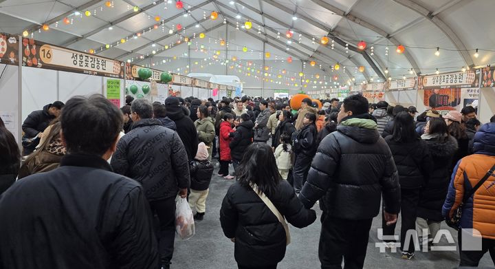 [상주=뉴시스] 박홍식 기자 = '2026 상주곶감축제' 마지막 날인 25일 태평성대 경상감영공원 곶감 판매장이 시민과 관광객들로 북새통을 이루고 있다. 2026.01.25 phs6431@newsis.com