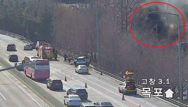 [고창=뉴시스] 25일 오후 1시께 서해안고속도로 하행 고창나들목 인근에서 발생한 활어차 3중 추돌사고, 좌측 위 붉은색 원 안에 도로를 이탈한 활어차가 불타고 있다. *재판매 및 DB 금지