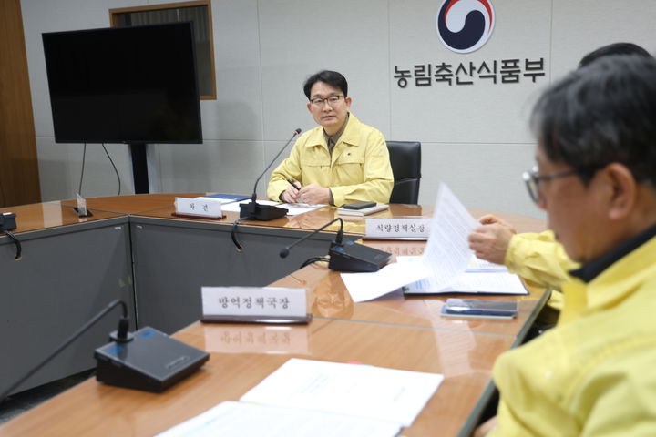 [세종=뉴시스] 아프리카돼지열병 중앙사고수습본부가 25일 김종구 농림축산식품부 차관 주재로 관계부처와 지방정부가 참여하는 중수본 회의를 열고 포천 발생 상황과 방역 대책을 점검하고 있다. (사진=농림축산식품부 제공) *재판매 및 DB 금지