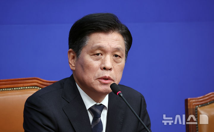 [서울=뉴시스] 김금보 기자 = 조승래 더불어민주당 사무총장이 25일 오전 서울 여의도 국회에서 열린 기자간담회에서 발언을 하고 있다. 2025.01.25. kgb@newsis.com