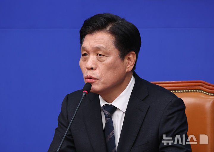 [서울=뉴시스] 김금보 기자 = 조승래 더불어민주당 사무총장이 25일 오전 서울 여의도 국회에서 열린 기자간담회에서 발언을 하고 있다. 2025.01.25. kgb@newsis.com