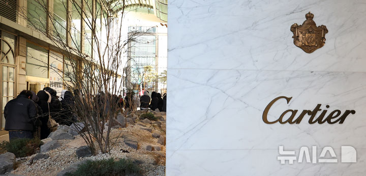 [서울=뉴시스] 최진석 기자 = 25일 서울 한 까르띠(Cartier)에 매장 앞에서 고객들이 줄지어 입장을 대기하고 있다.&nbsp; 스위스 리치몬트(Richemont) 그룹 산하 브랜드 까르띠에는 오는 27일 국내에서 아이웨어를 제외한 모든 제품군을 대상으로 제품 가격을 인상할 예정이다. 인상률은 6~9% 수준으로 예상된다. 2026.01.25. myjs@newsis.om