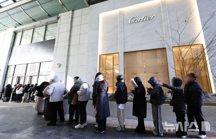 [서울=뉴시스] 최진석 기자 = 25일 서울 한 까르띠(Cartier)에 매장 앞에서 고객들이 줄지어 입장을 대기하고 있다.&nbsp; 스위스 리치몬트(Richemont) 그룹 산하 브랜드 까르띠에는 오는 27일 국내에서 아이웨어를 제외한 모든 제품군을 대상으로 제품 가격을 인상할 예정이다. 인상률은 6~9% 수준으로 예상된다. 2026.01.25. myjs@newsis.om