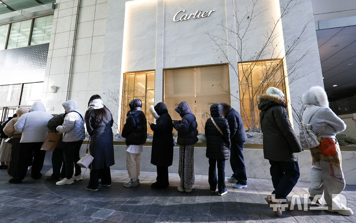 [서울=뉴시스] 최진석 기자 = 25일 서울 한 까르띠(Cartier)에 매장 앞에서 고객들이 줄지어 입장을 대기하고 있다.&nbsp; 스위스 리치몬트(Richemont) 그룹 산하 브랜드 까르띠에는 오는 27일 국내에서 아이웨어를 제외한 모든 제품군을 대상으로 제품 가격을 인상할 예정이다. 인상률은 6~9% 수준으로 예상된다. 2026.01.25. myjs@newsis.om