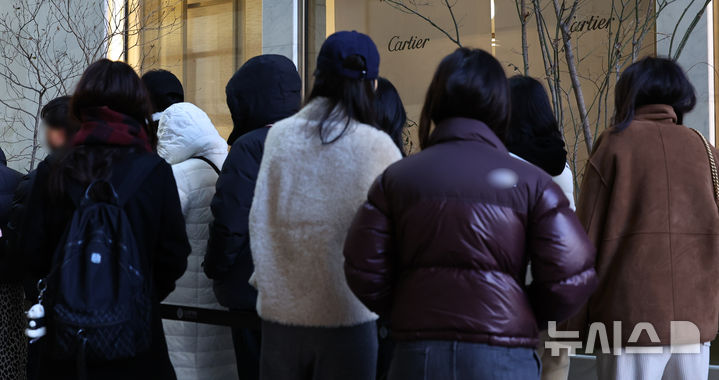 [서울=뉴시스] 최진석 기자 = 25일 서울 한 까르띠(Cartier)에 매장 앞에서 고객들이 줄지어 입장을 대기하고 있다.&nbsp; 스위스 리치몬트(Richemont) 그룹 산하 브랜드 까르띠에는 오는 27일 국내에서 아이웨어를 제외한 모든 제품군을 대상으로 제품 가격을 인상할 예정이다. 인상률은 6~9% 수준으로 예상된다. 2026.01.25. myjs@newsis.om