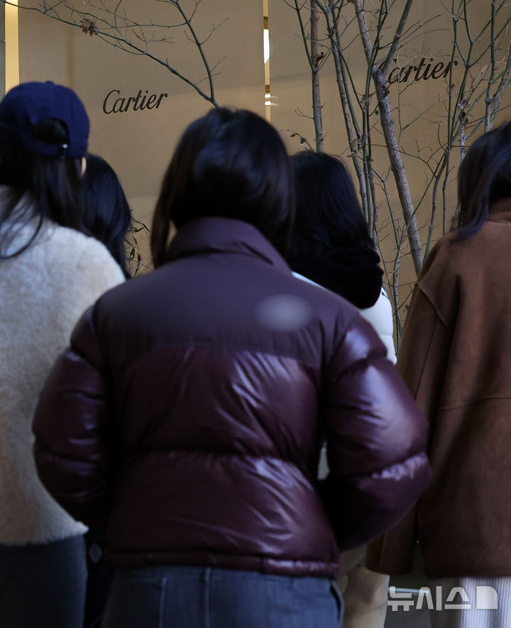 [서울=뉴시스] 최진석 기자 = 25일 서울 한 까르띠(Cartier)에 매장 앞에서 고객들이 줄지어 입장을 대기하고 있다.&nbsp; 스위스 리치몬트(Richemont) 그룹 산하 브랜드 까르띠에는 오는 27일 국내에서 아이웨어를 제외한 모든 제품군을 대상으로 제품 가격을 인상할 예정이다. 인상률은 6~9% 수준으로 예상된다. 2026.01.25. myjs@newsis.om