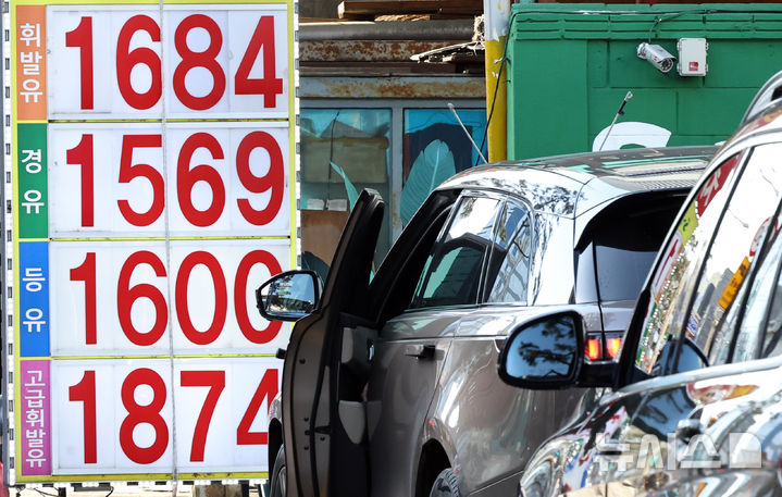 [서울=뉴시스] 최진석 기자 = 국내 기름값이 7주 연속 하락한 25일 서울 한 주유소에 유가 정보가 표시되어 있다. 한국석유공사 유가정보시스템 오피넷에 따르면 1월 세째 주(1월18일~1월22일) 전국 주유소 휘발유 판매가는 리터(ℓ)당 1696.2원으로 직전 주 대비 10원 하락했다. 다음 주 국내 기름값은 상승 전환할 가능성이 전망된다. 1월 첫째 주, 국제 제품가격과 환율이 오른 것이 다음 주 기름값에 영향을 미칠 것으로 예상된다. 2026.01.25. myjs@newsis.om