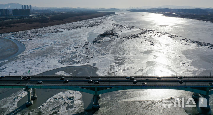 [김포=뉴시스] 황준선 기자 = 연일 한파가 이어지고 있는 25일 경기 김포시 일산대교 일대 한강에 유빙이 떠다니고 있다. 2026.01.25. hwang@newsis.com