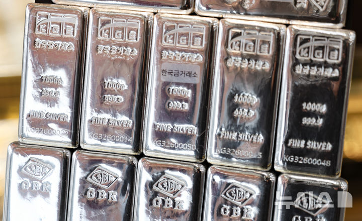 [서울=뉴시스] 황준선 기자 = 25일 서울 시내 한 귀금속 상가에 실버바가 진열돼 있다. 국제 은 가격은 지난 23일 선물과 현물 모두 사상 처음으로 온스당 100달러를 돌파했다. 2026.01.25. hwang@newsis.com