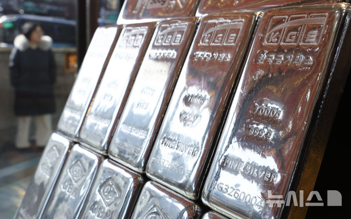 [서울=뉴시스] 황준선 기자 = 25일 서울 시내 한 귀금속 상가에 실버바가 진열돼 있다. 국제 은 가격은 지난 23일 선물과 현물 모두 사상 처음으로 온스당 100달러를 돌파했다. 2026.01.25. hwang@newsis.com