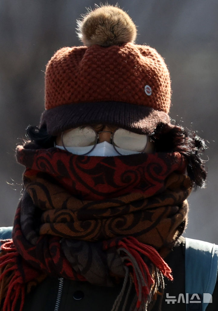 [서울=뉴시스] 추상철 기자 = 한파가 이어진 25일 오후 서울 종로구 광화문광장에서 몸을 꽁꽁 싸맨 시민이 이동하고 있다. 2026.01.25. scchoo@newsis.com