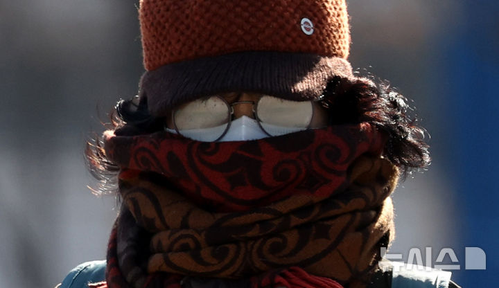 [서울=뉴시스] 추상철 기자 = 한파가 이어진 25일 오후 서울 종로구 광화문광장에서 몸을 꽁꽁 싸맨 시민이 이동하고 있다. 2026.01.25. scchoo@newsis.com