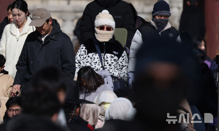 [서울=뉴시스] 추상철 기자 = 한파가 이어진 25일 오후 서울 종로구 경복궁에서 몸을 꽁꽁 싸맨 외국인 관광객이 이동하고 있다. 2026.01.25. scchoo@newsis.com