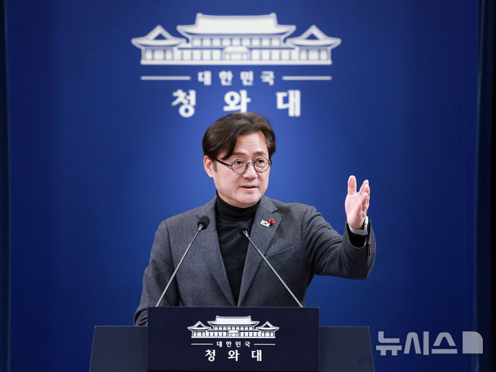 [서울=뉴시스] 고범준 기자 = 홍익표 정무수석이 25일 청와대 춘추관에서 이혜훈 기획예산처 장관 후보자 지명 철회 관련 현안 브리핑을 마치고 출입기자 질문을 받고 있다. 2026.01.25. bjko@newsis.com