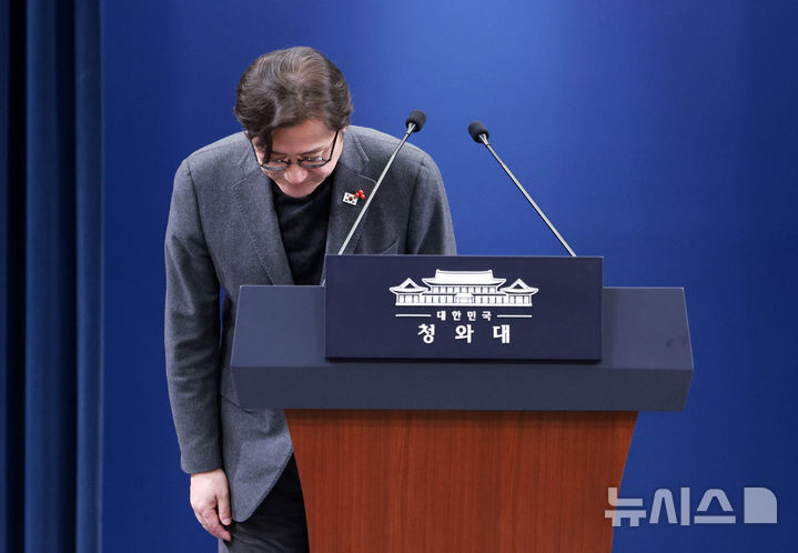 [서울=뉴시스] 고범준 기자 = 홍익표 정무수석이 25일 청와대 춘추관에서 이혜훈 기획예산처 장관 후보자 지명 철회 관련 현안 브리핑을 마치고 고개숙여 인사하고 있다. 2026.01.25. bjko@newsis.com