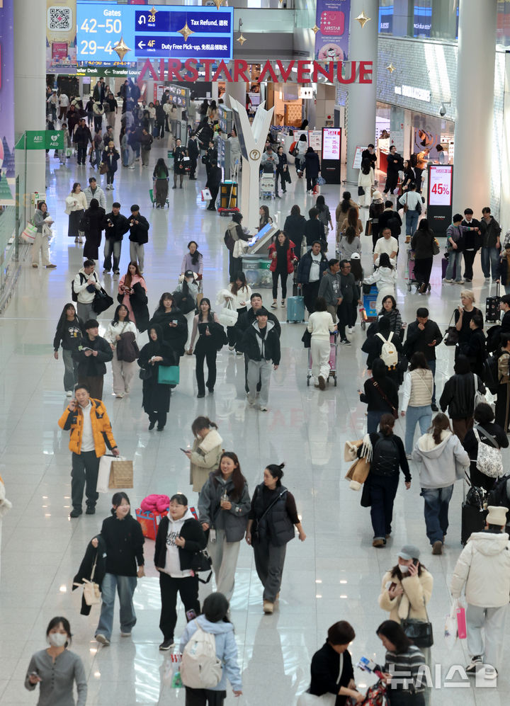 [인천공항=뉴시스] 이영환 기자 = 25일 오후 인천국제공항 제1여객터미널에서 면세구역에서 여행객들이 이동하고 있다. 인천국제공항공사는 중국, 일본 노선 항공수요 증가세에 힘입어 2025년 여객실적 7407만 1475명, 운항실적 42만 5760회를 기록해 지난 2001년 개항이후 역대 최다 항공운송실적을 달성했다고 이날 밝혔다. 2026.01.25. 20hwan@newsis.com