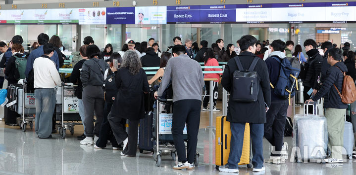 [인천공항=뉴시스] 이영환 기자 = 25일 오후 인천국제공항 제1여객터미널에서 여행객들이 출국 수속을 기다리고 있다. 인천국제공항공사는 중국, 일본 노선 항공수요 증가세에 힘입어 2025년 여객실적 7407만 1475명, 운항실적 42만 5760회를 기록해 지난 2001년 개항이후 역대 최다 항공운송실적을 달성했다고 이날 밝혔다. 2026.01.25. 20hwan@newsis.com