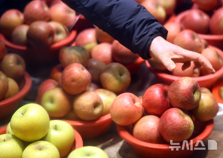 [서울=뉴시스] 최진석 기자 = 서울 청량리 농수산물시장. 2026.01.25. myjs@newsis.om