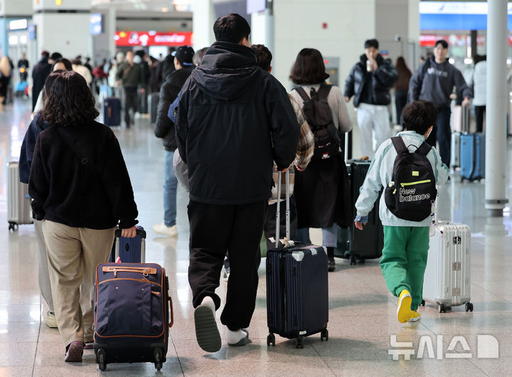 [인천공항=뉴시스] 이영환 기자 = 25일 오후 인천국제공항 제1여객터미널에서 여행객들이 이동하고 있다. 인천국제공항공사는 중국, 일본 노선 항공수요 증가세에 힘입어 2025년 여객실적 7407만 1475명, 운항실적 42만 5760회를 기록해 지난 2001년 개항이후 역대 최다 항공운송실적을 달성했다고 이날 밝혔다. 2026.01.25. 20hwan@newsis.com